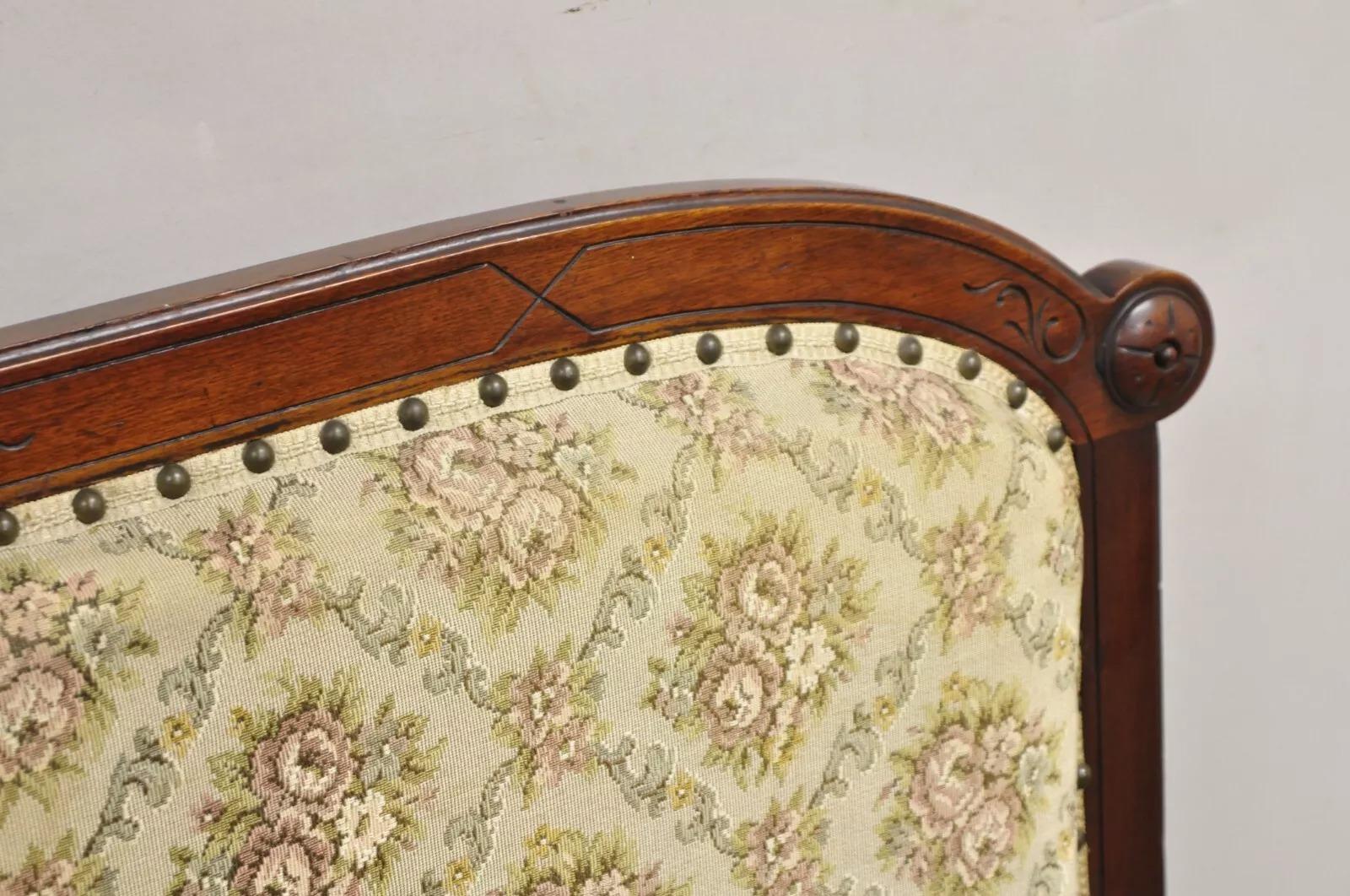 Antikes viktorianisches gepolstertes Eastlake-Sofa aus geschnitztem Nussbaumholz mit Blumenmuster und Loveseat im Angebot 4
