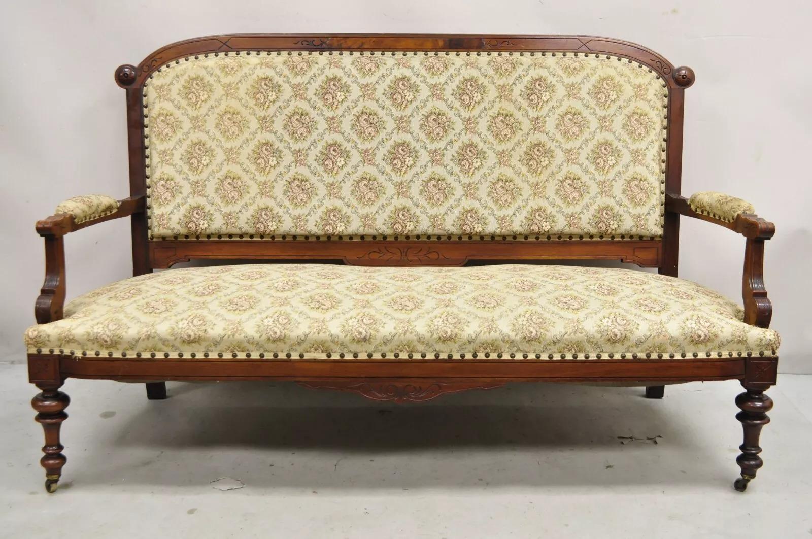 Antikes viktorianisches gepolstertes Eastlake-Sofa aus geschnitztem Nussbaumholz mit Blumenmuster und Loveseat im Angebot 5