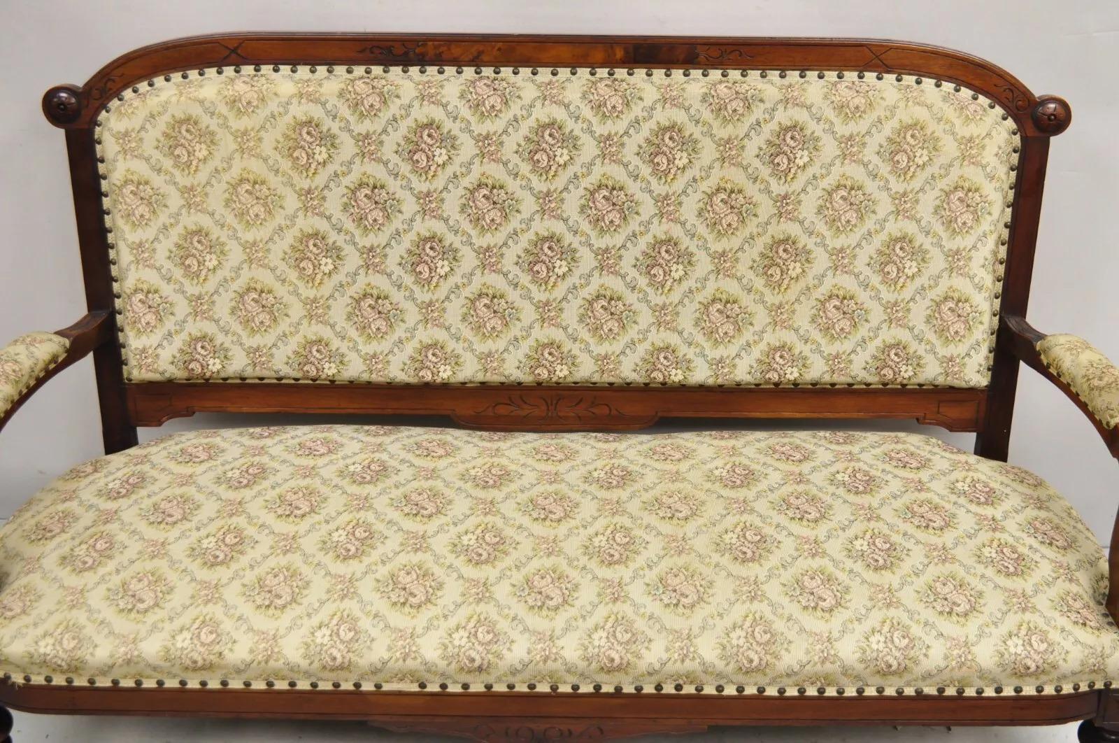 Antike Eastlake viktorianischen geschnitzt Nussbaum Floral gepolstert Wohnzimmer Sofa Loveseat. CIRCA Spätes 19. Jahrhundert. Abmessungen: 40