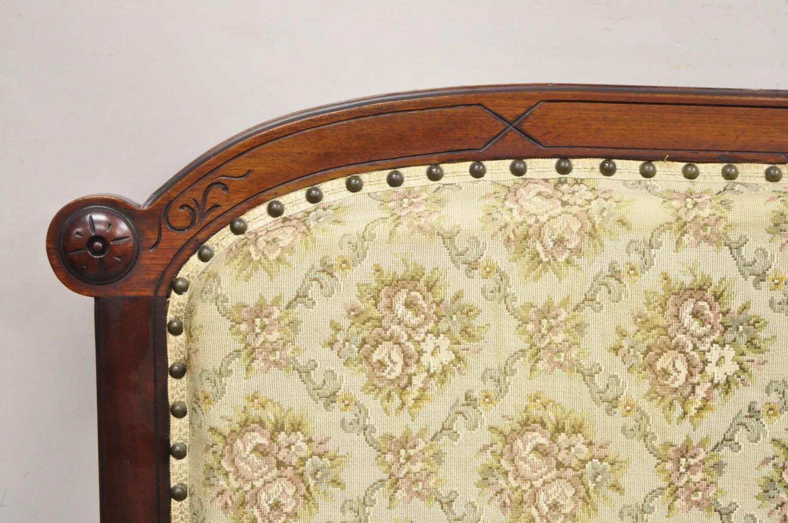 Antikes viktorianisches gepolstertes Eastlake-Sofa aus geschnitztem Nussbaumholz mit Blumenmuster und Loveseat (Viktorianisch) im Angebot