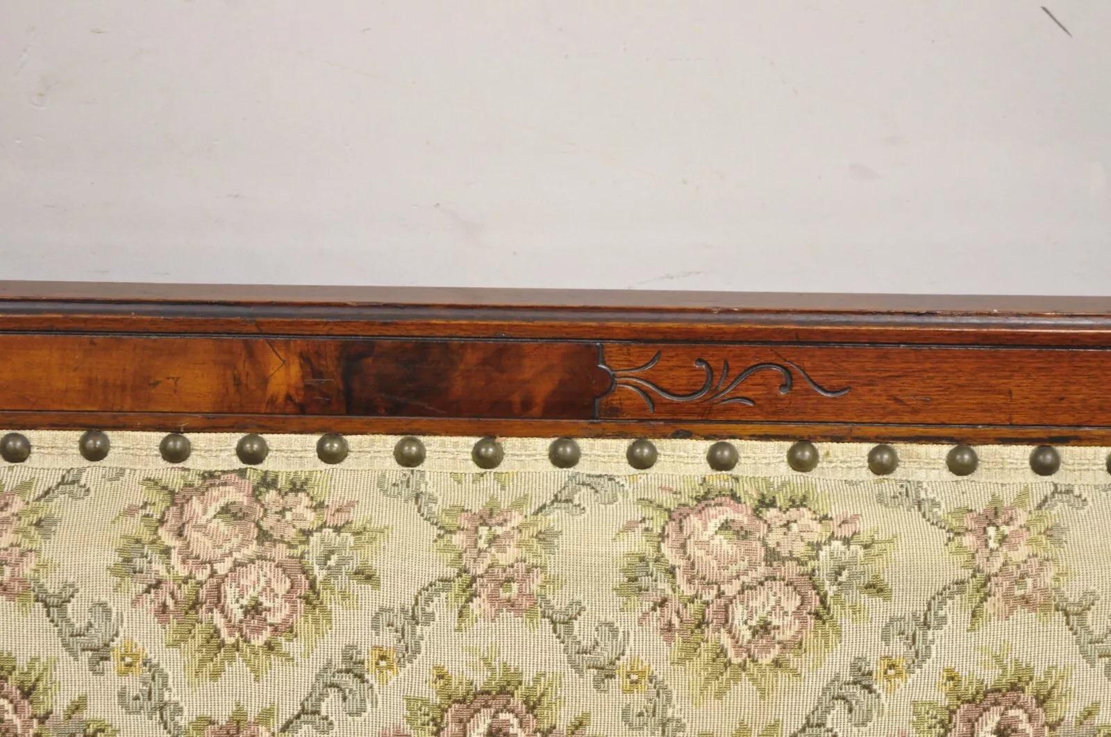Antikes viktorianisches gepolstertes Eastlake-Sofa aus geschnitztem Nussbaumholz mit Blumenmuster und Loveseat (Unbekannt) im Angebot