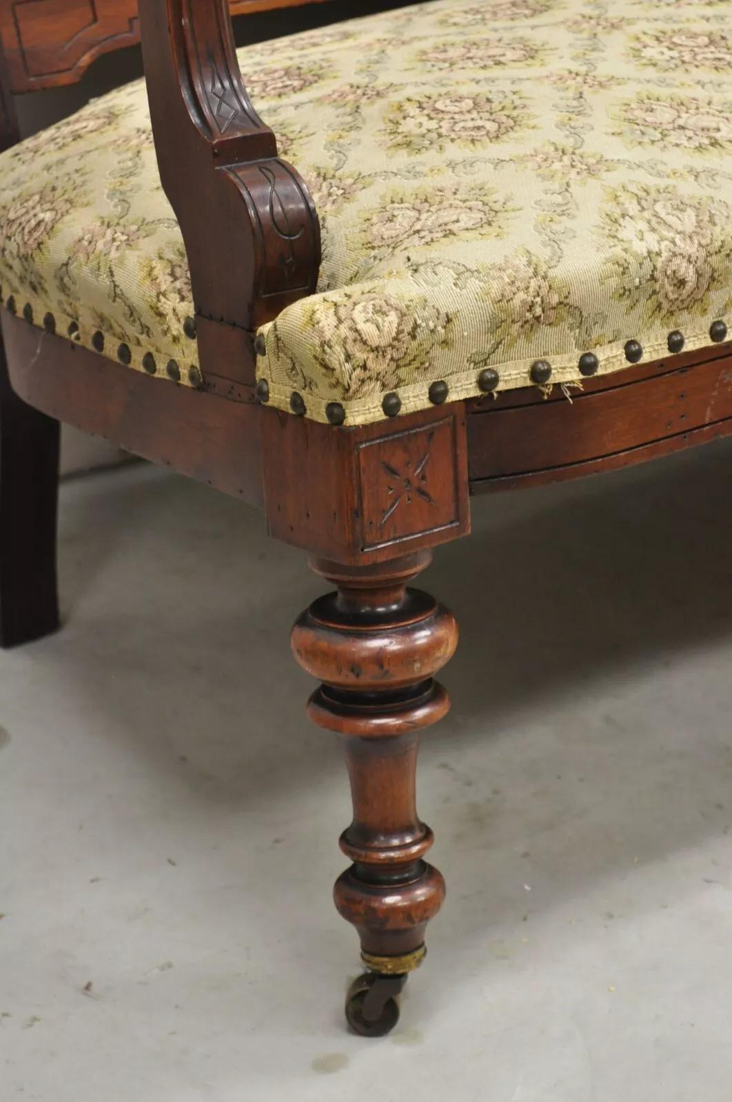 Antikes viktorianisches gepolstertes Eastlake-Sofa aus geschnitztem Nussbaumholz mit Blumenmuster und Loveseat im Zustand „Gut“ im Angebot in Philadelphia, PA