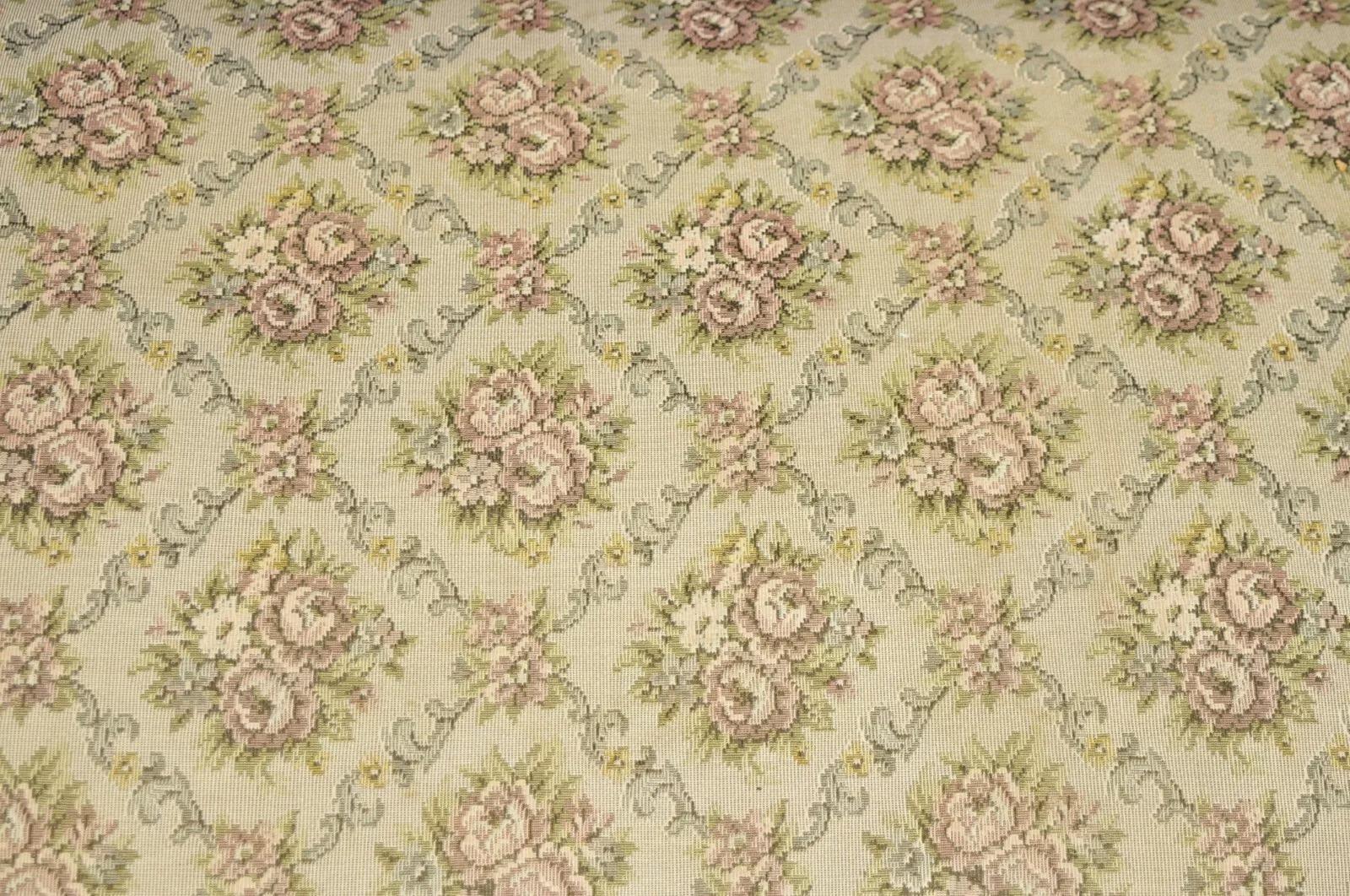 Antikes viktorianisches gepolstertes Eastlake-Sofa aus geschnitztem Nussbaumholz mit Blumenmuster und Loveseat (19. Jahrhundert) im Angebot