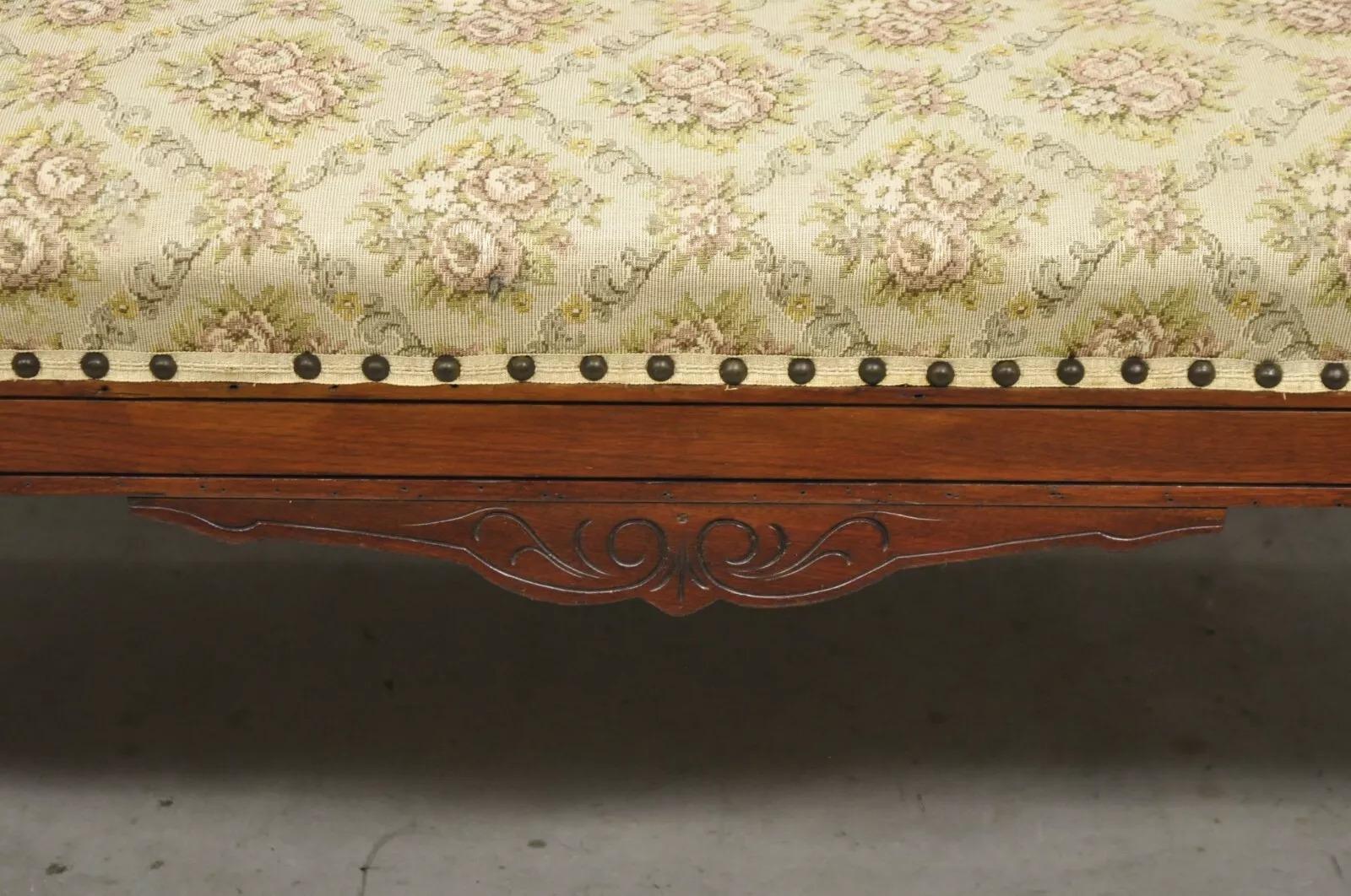 Antikes viktorianisches gepolstertes Eastlake-Sofa aus geschnitztem Nussbaumholz mit Blumenmuster und Loveseat (Walnuss) im Angebot