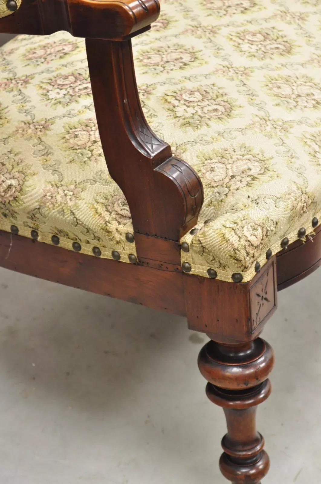 Antikes viktorianisches gepolstertes Eastlake-Sofa aus geschnitztem Nussbaumholz mit Blumenmuster und Loveseat im Angebot 1
