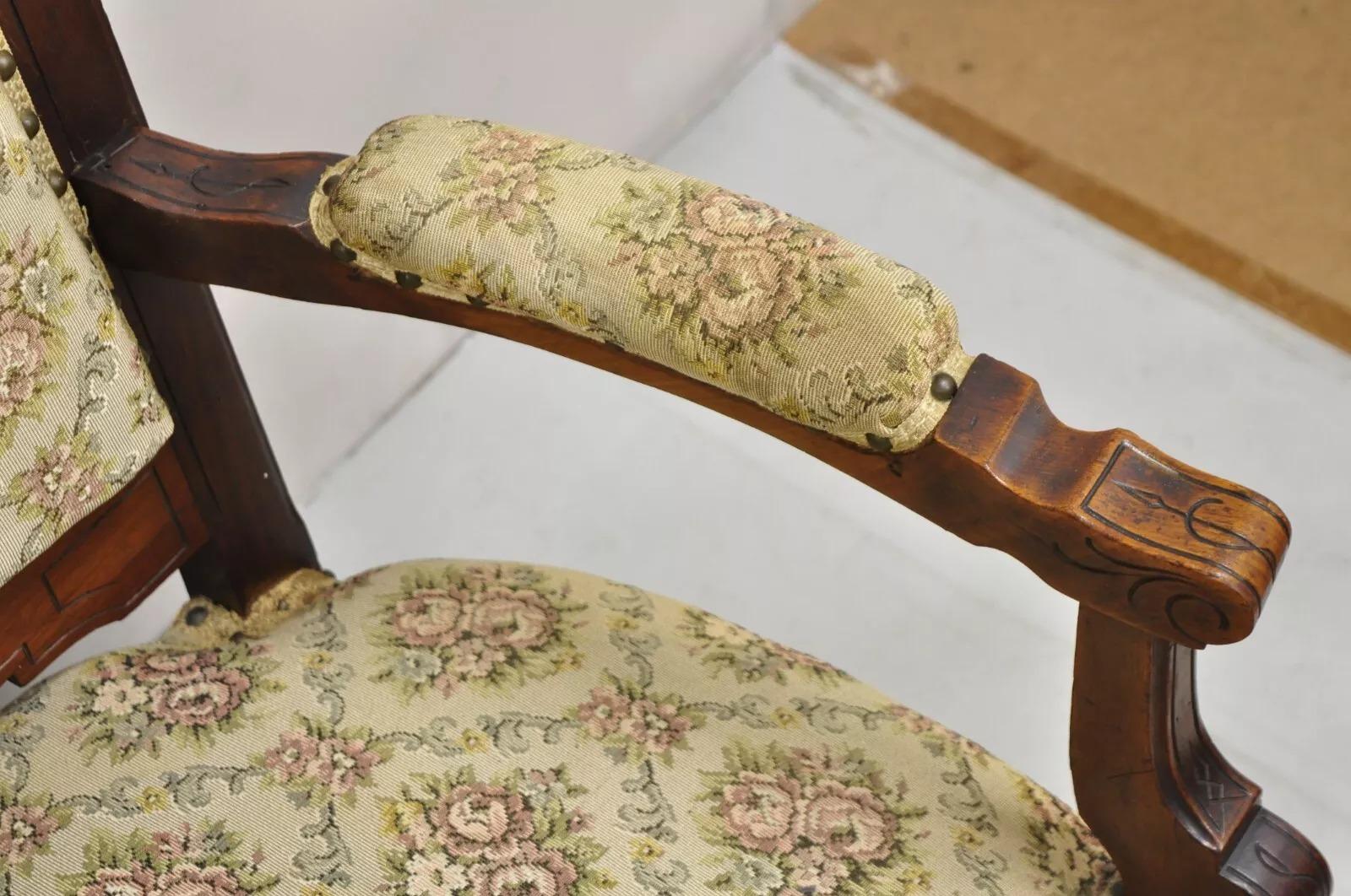 Antikes viktorianisches gepolstertes Eastlake-Sofa aus geschnitztem Nussbaumholz mit Blumenmuster und Loveseat im Angebot 2