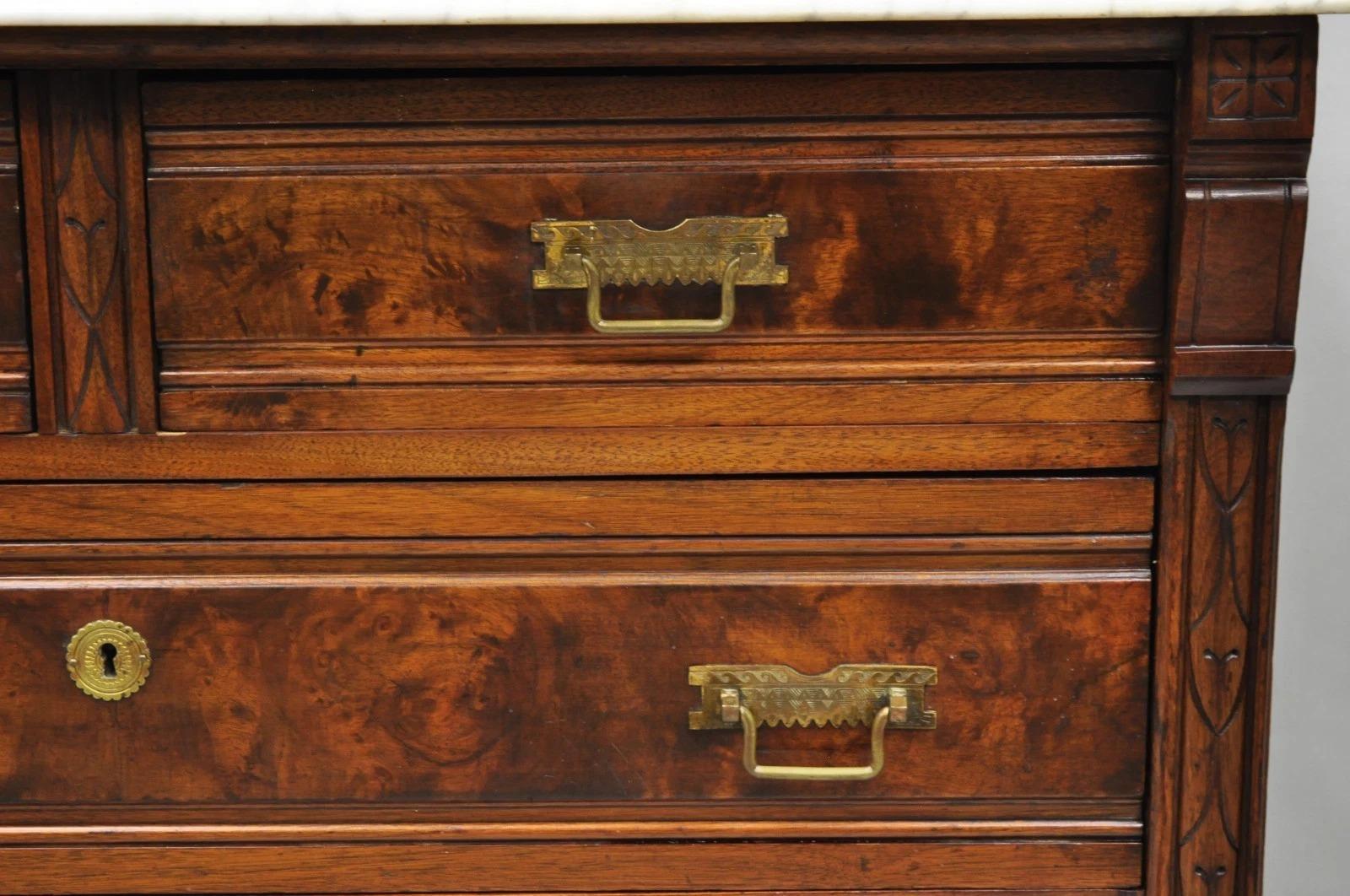 Antique Eastlake Victorien Noyer Sculpté Dessus Marbre Meuble de Lavabo avec Miroir en vente 6