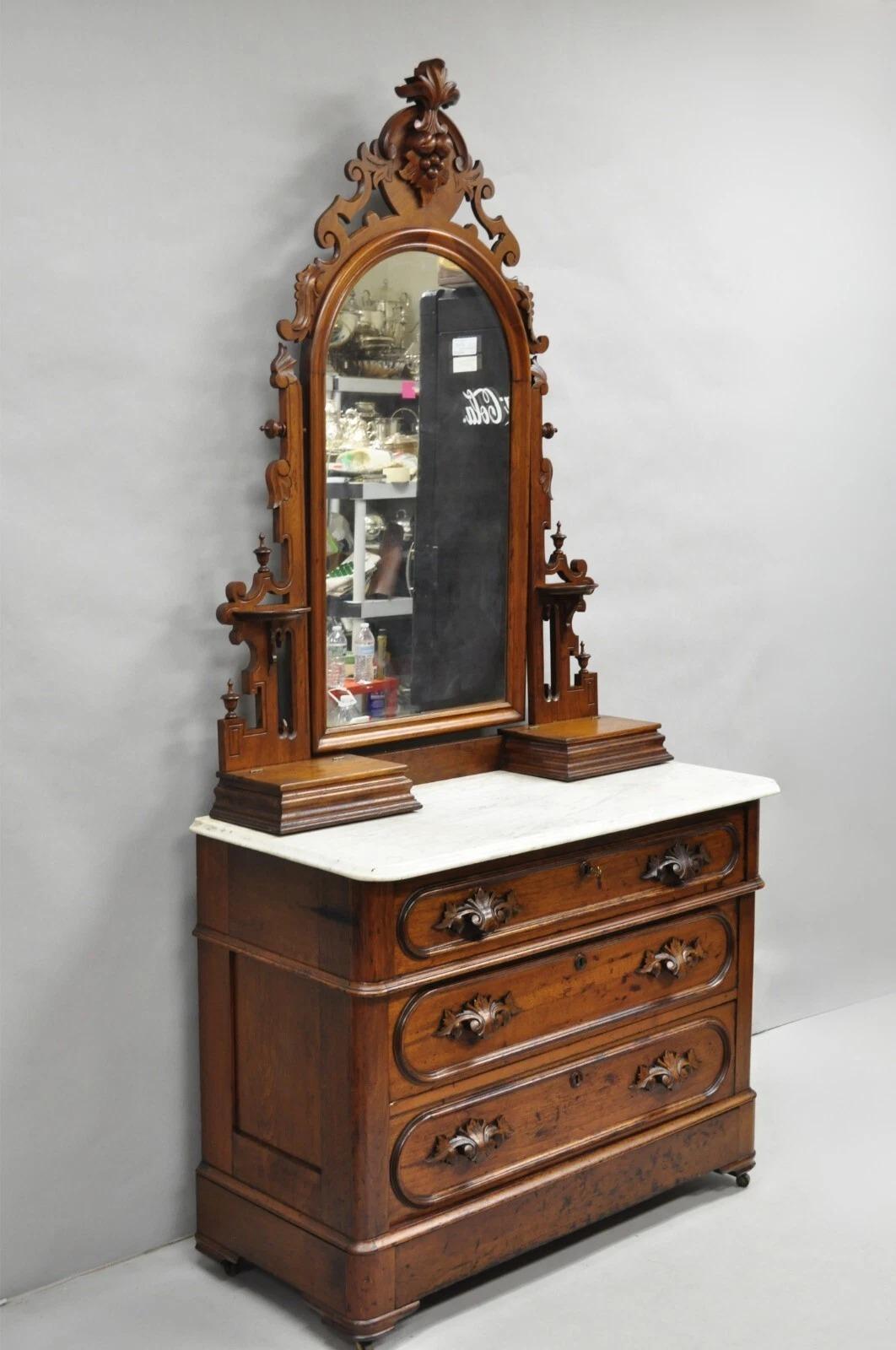 Antike Eastlake viktorianischen geschnitzt Nussbaum Marmor Top Wash Stand Dresser w / Mirror. Mit 3 Schubladen mit Schwalbenschwanzmuster, geschnitzten Holzgriffen, schwenkbarem Spiegel, weißer Marmorplatte, funktionierendem Schloss und Schlüssel,