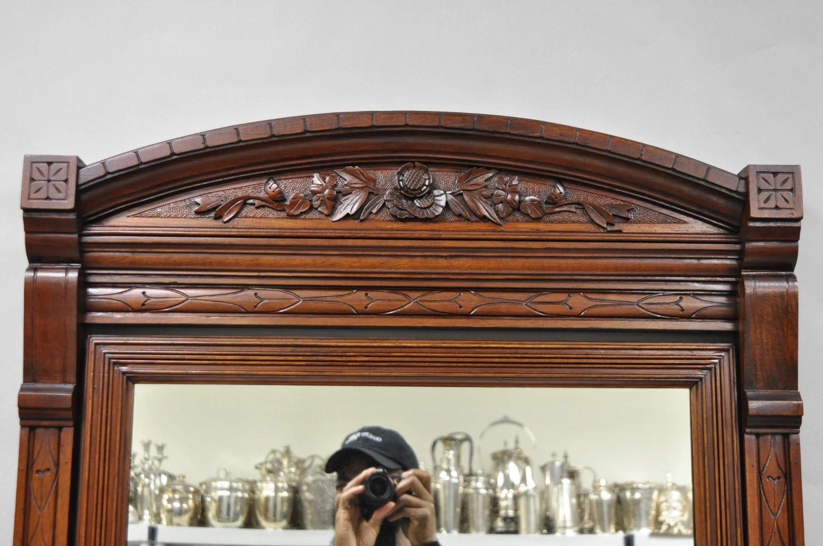 Antique Eastlake Victorien Noyer Sculpté Dessus Marbre Meuble de Lavabo avec Miroir Bon état - En vente à Philadelphia, PA