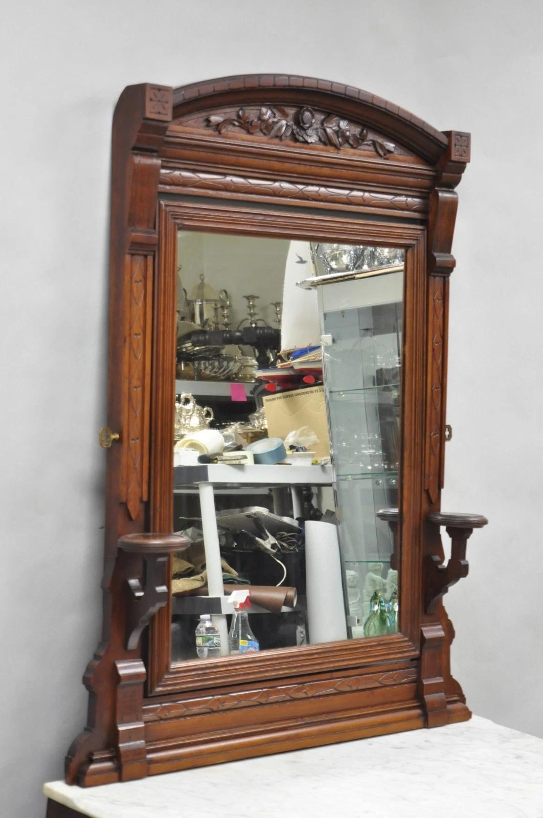 XIXe siècle Antique Eastlake Victorien Noyer Sculpté Dessus Marbre Meuble de Lavabo avec Miroir en vente