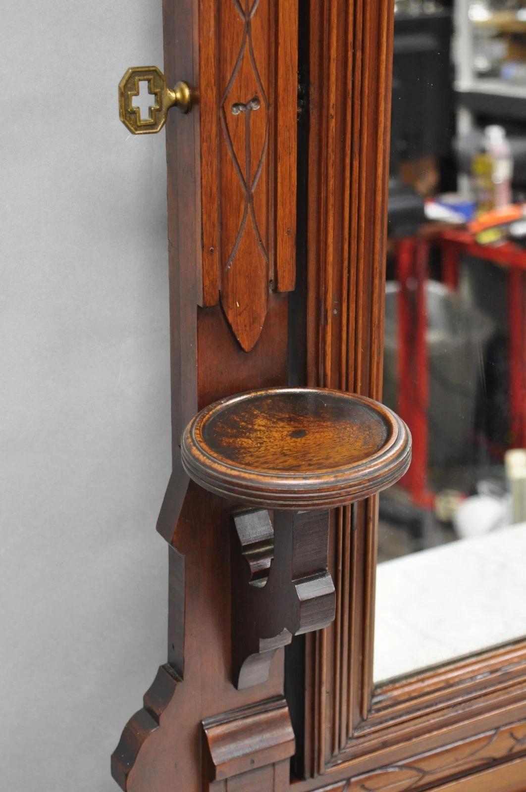 Antique Eastlake Victorien Noyer Sculpté Dessus Marbre Meuble de Lavabo avec Miroir en vente 1