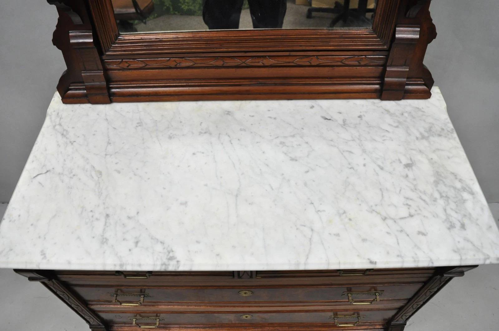 Antique Eastlake Victorien Noyer Sculpté Dessus Marbre Meuble de Lavabo avec Miroir en vente 3