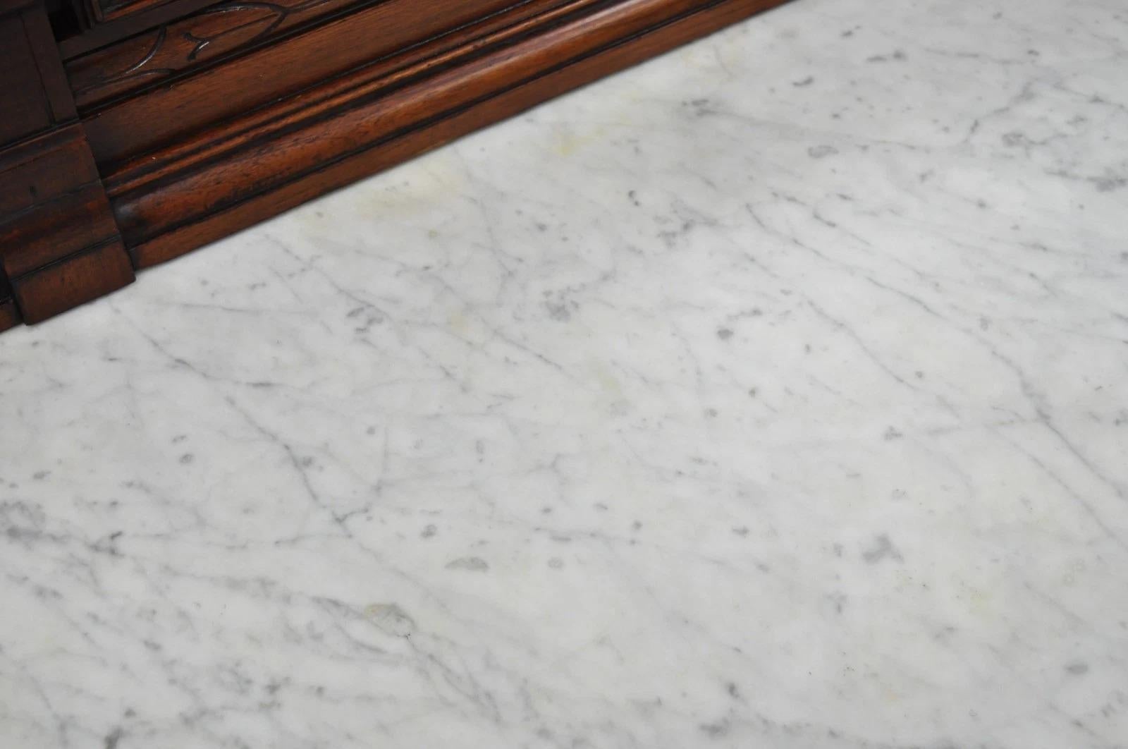 Antique Eastlake Victorien Noyer Sculpté Dessus Marbre Meuble de Lavabo avec Miroir en vente 4