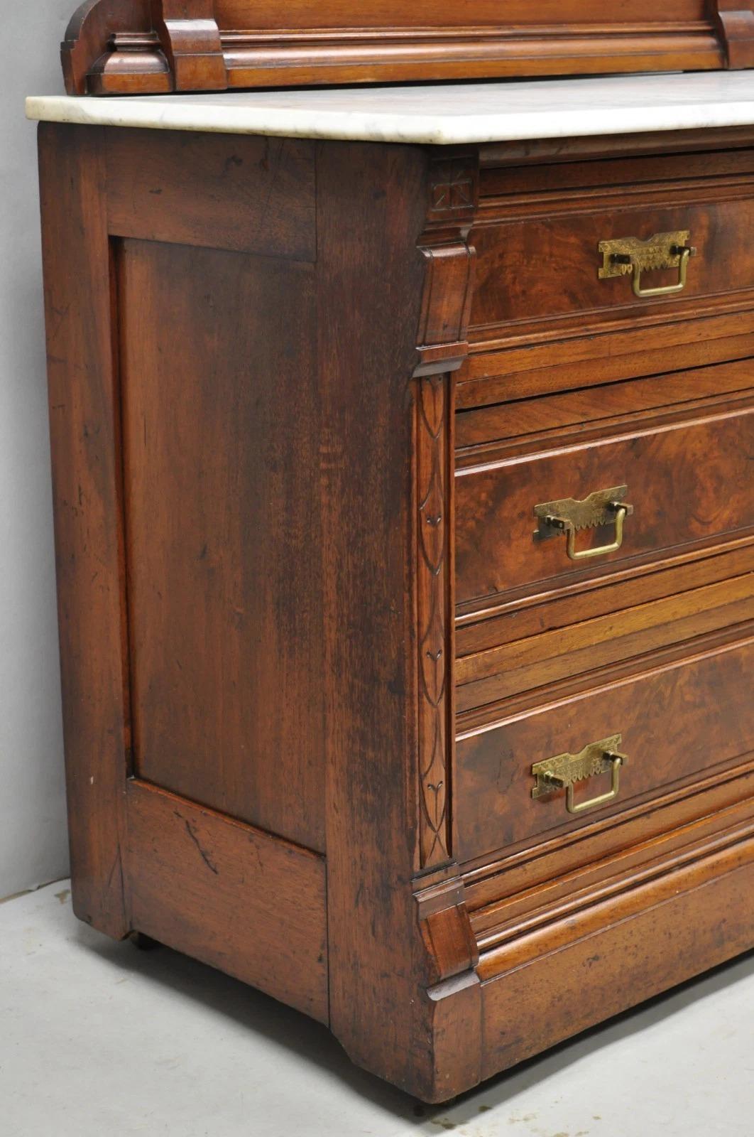 Antique Eastlake Victorien Noyer Sculpté Dessus Marbre Meuble de Lavabo avec Miroir en vente 5