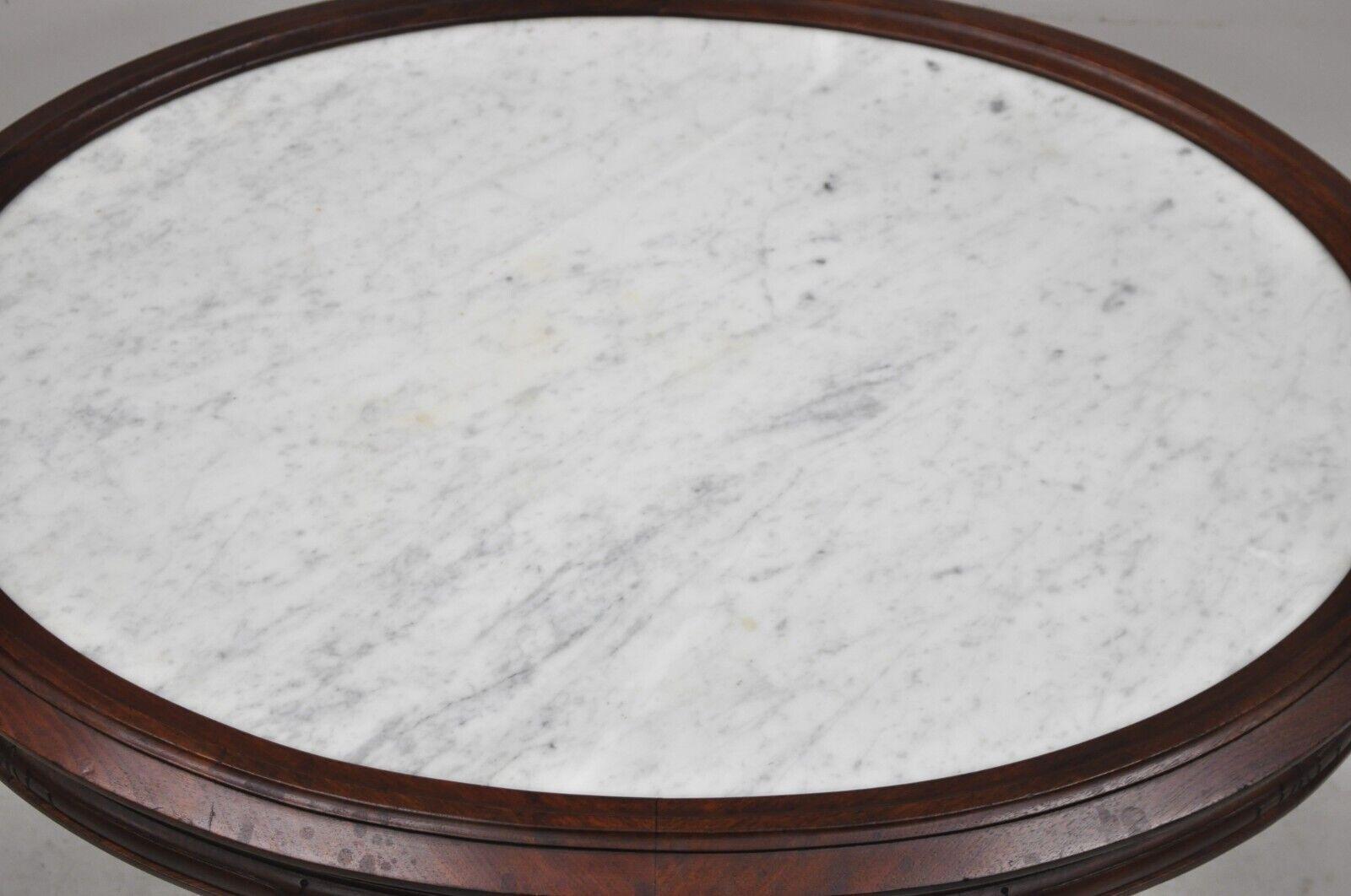 Antiker viktorianischer Eastlake-Couchtisch aus geschnitztem Nussbaumholz mit ovaler Marmorplatte im Angebot 6