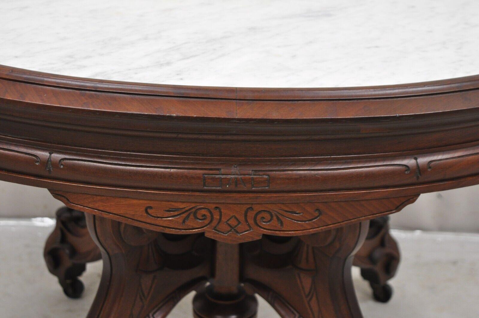 XIXe siècle Ancienne table de salon victorienne Eastlake en noyer sculpté, à plateau ovale en marbre en vente