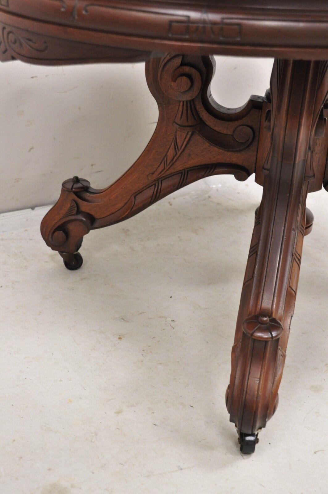 Marbre Ancienne table de salon victorienne Eastlake en noyer sculpté, à plateau ovale en marbre en vente