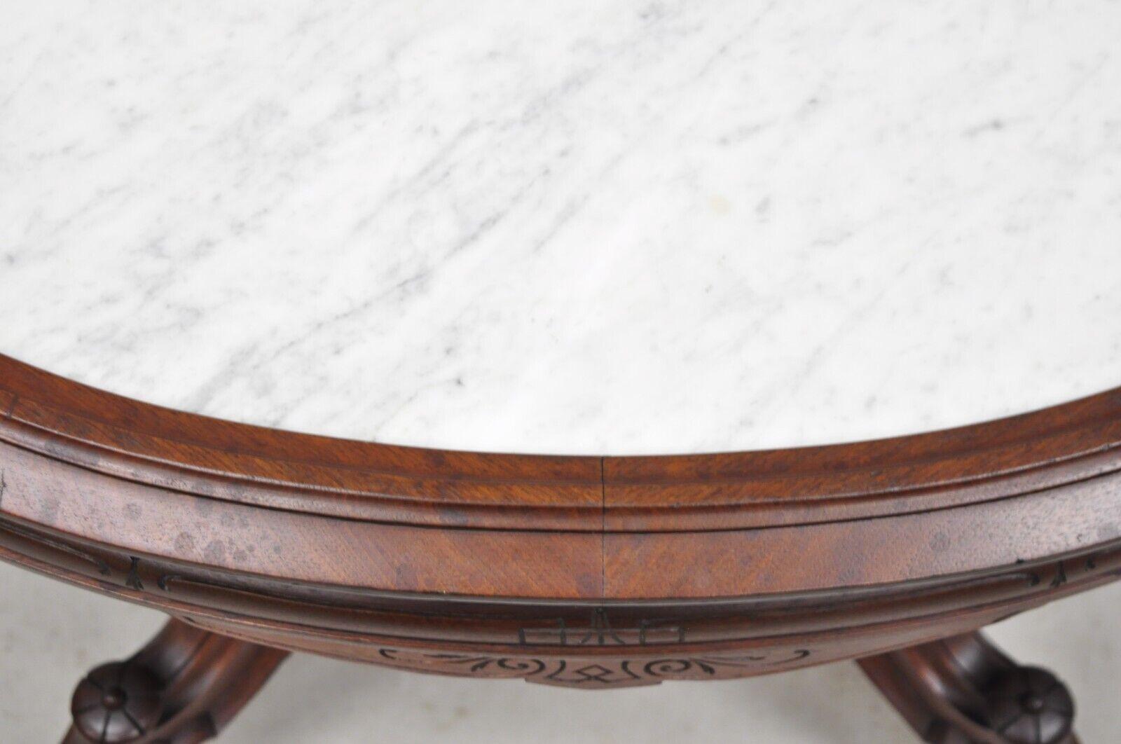 Ancienne table de salon victorienne Eastlake en noyer sculpté, à plateau ovale en marbre en vente 3