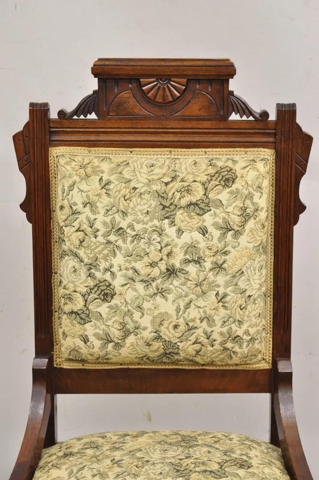 Silla auxiliar de salón antigua Eastlake Victoriana de nogal tallado con tapiz floral Victoriano