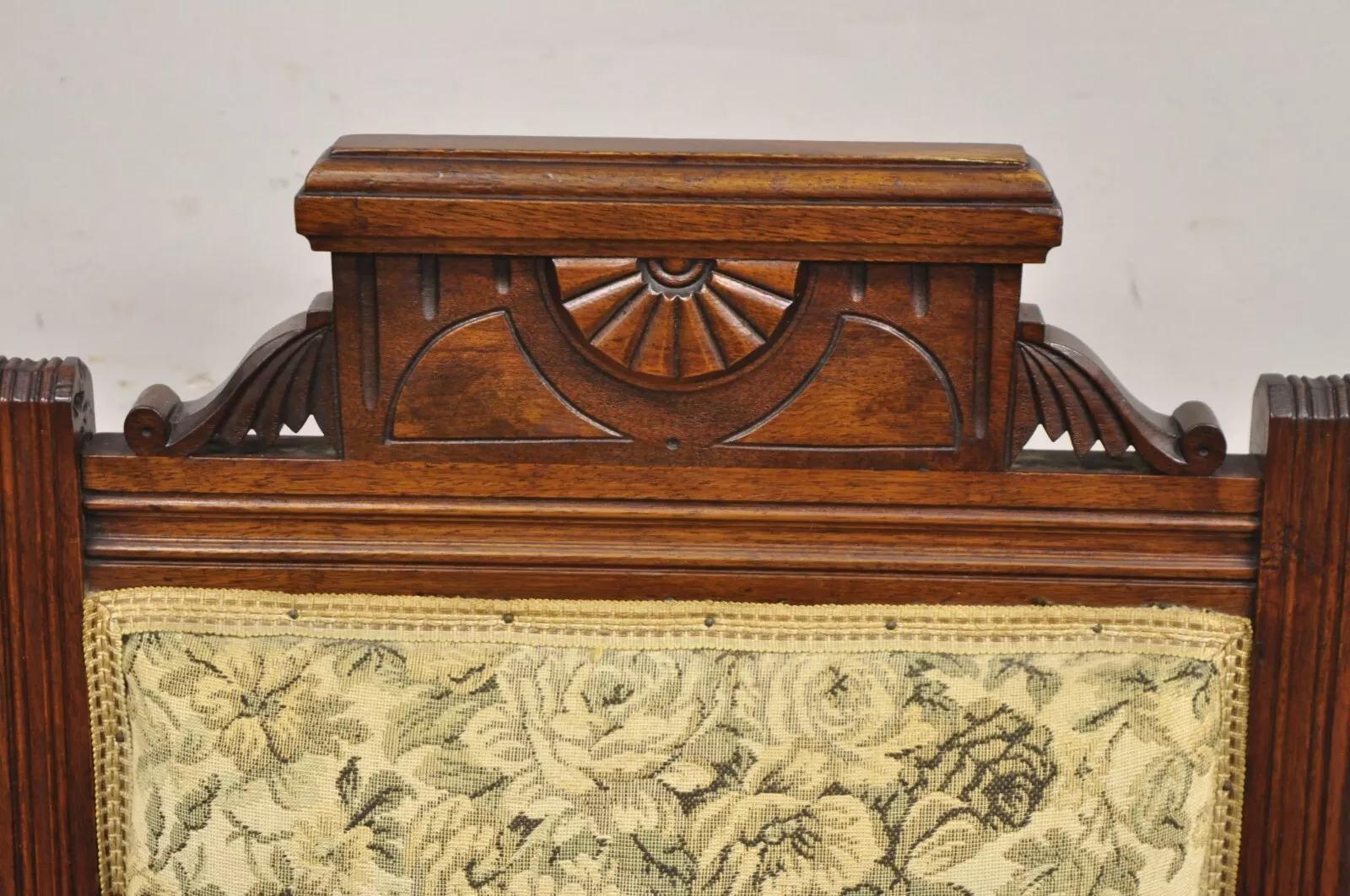 Silla auxiliar de salón antigua Eastlake Victoriana de nogal tallado con tapiz floral Desconocido