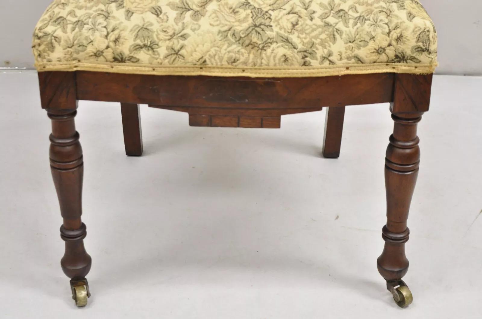 Silla auxiliar de salón antigua Eastlake Victoriana de nogal tallado con tapiz floral en Bueno Estado en Philadelphia, PA