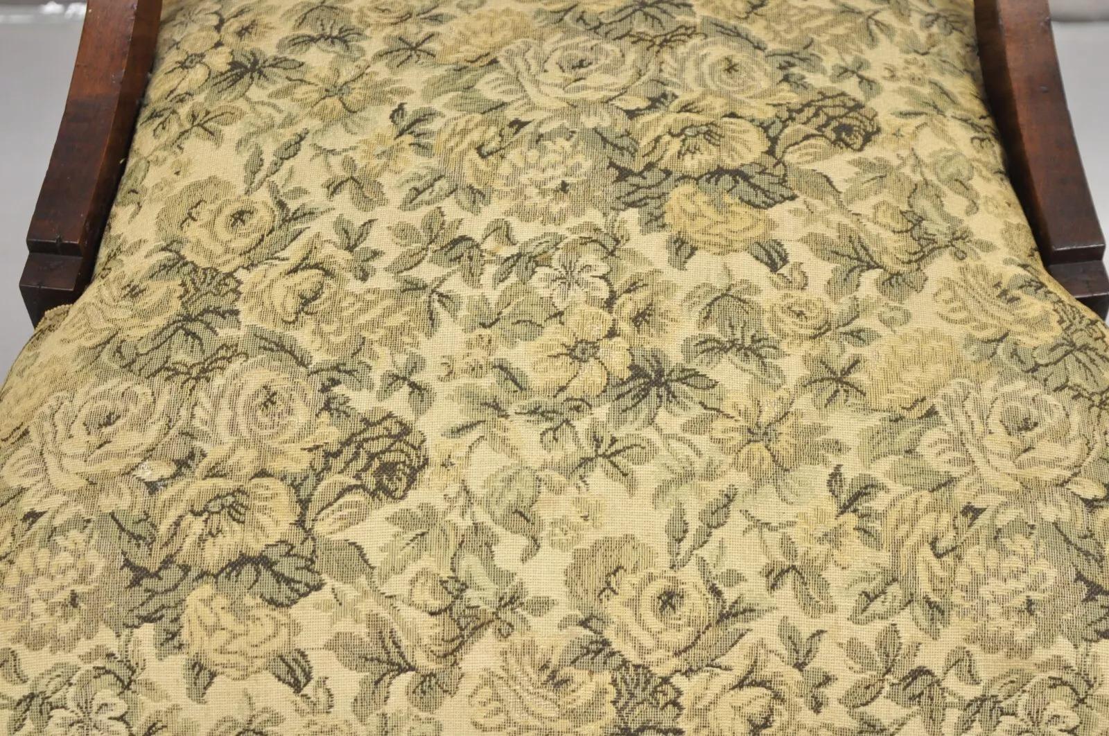 Silla auxiliar de salón antigua Eastlake Victoriana de nogal tallado con tapiz floral Nogal