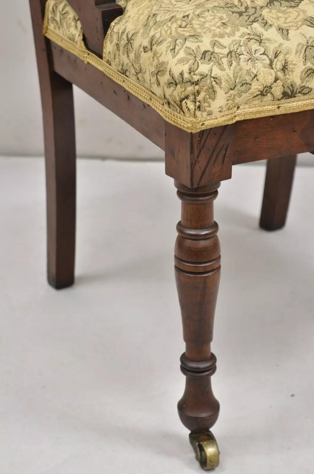 Silla auxiliar de salón antigua Eastlake Victoriana de nogal tallado con tapiz floral 1