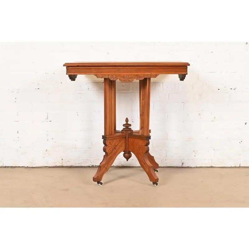 Un eccezionale tavolo da salotto vittoriano Eastlake

Alla maniera degli Herter Brothers

USA, circa anni '1880

Noce intagliato, con rotelle originali in porcellana.

Misure: 29 