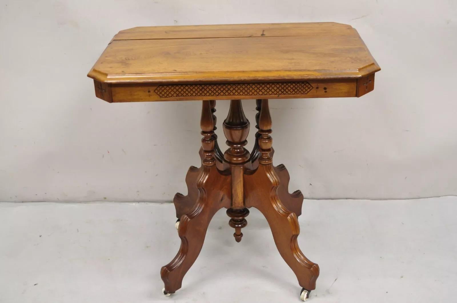 Ancienne table de salon à piédestal en noyer sculpté de style victorien Eastlake en vente 3