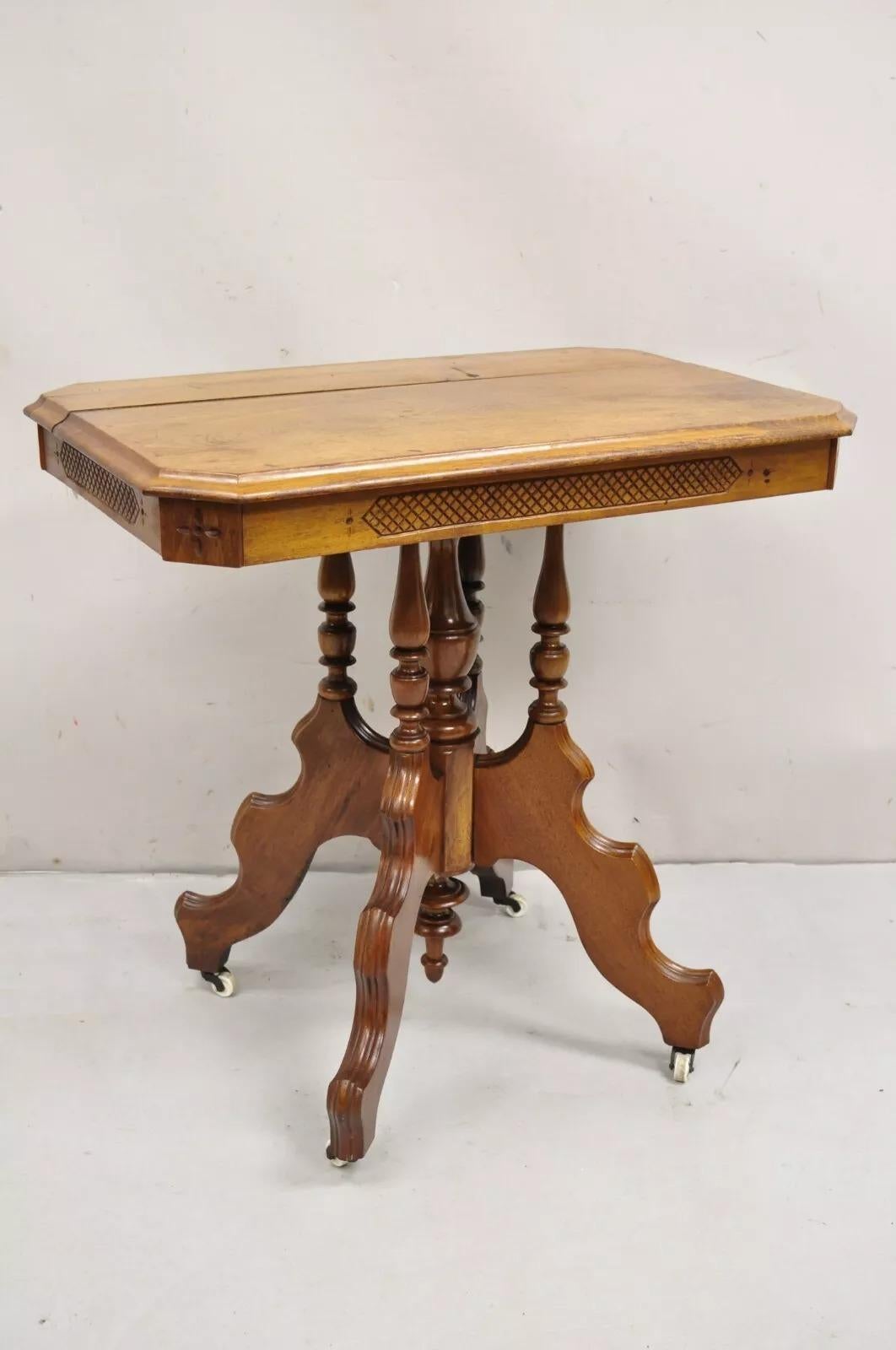 Ancienne table de salon à piédestal en noyer sculpté Eastlake Victorian. Vers la fin du 19e siècle. Dimensions : 29,5