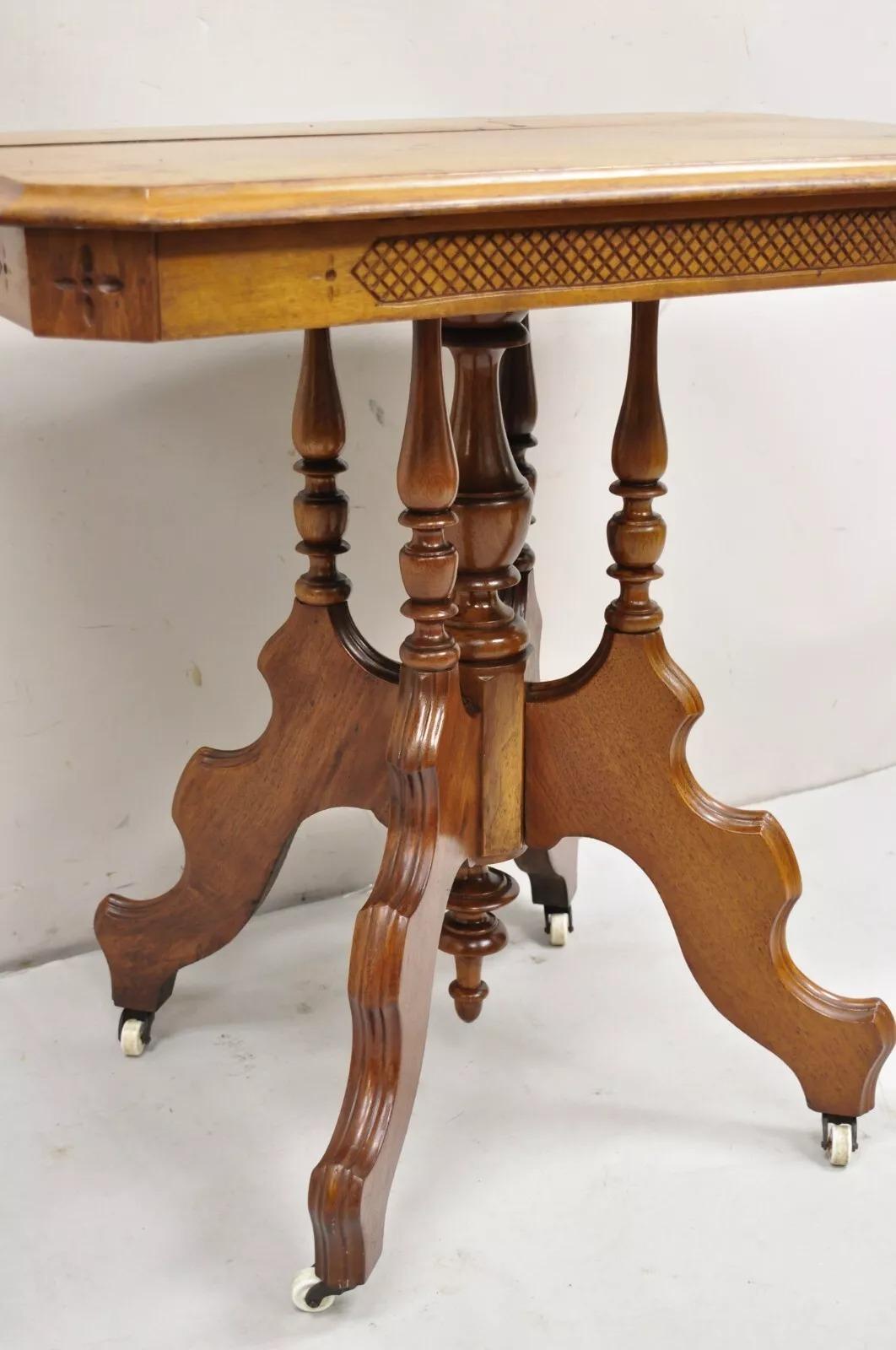 Victorien Ancienne table de salon à piédestal en noyer sculpté de style victorien Eastlake en vente