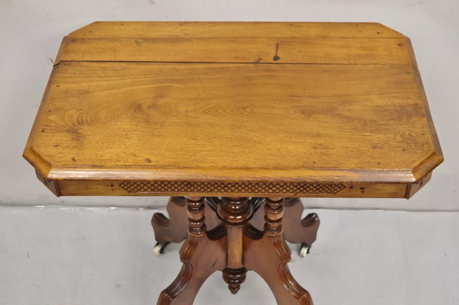 Inconnu Ancienne table de salon à piédestal en noyer sculpté de style victorien Eastlake en vente