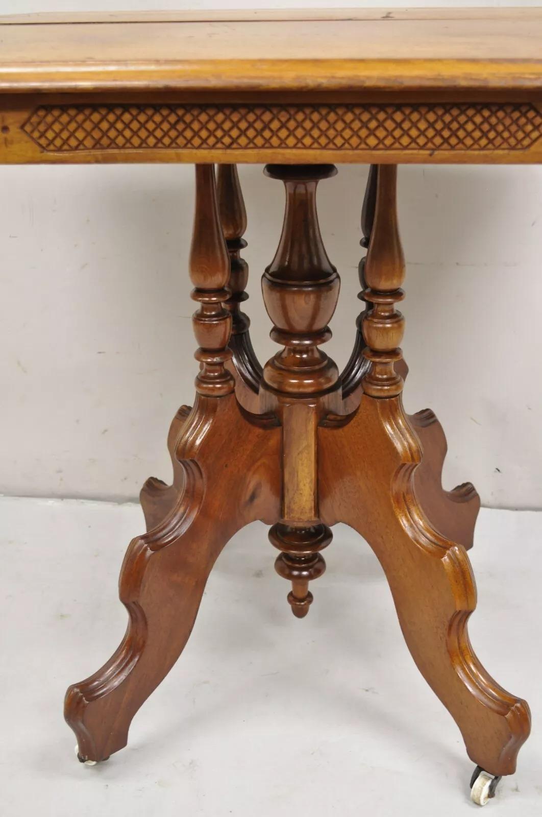 XIXe siècle Ancienne table de salon à piédestal en noyer sculpté de style victorien Eastlake en vente