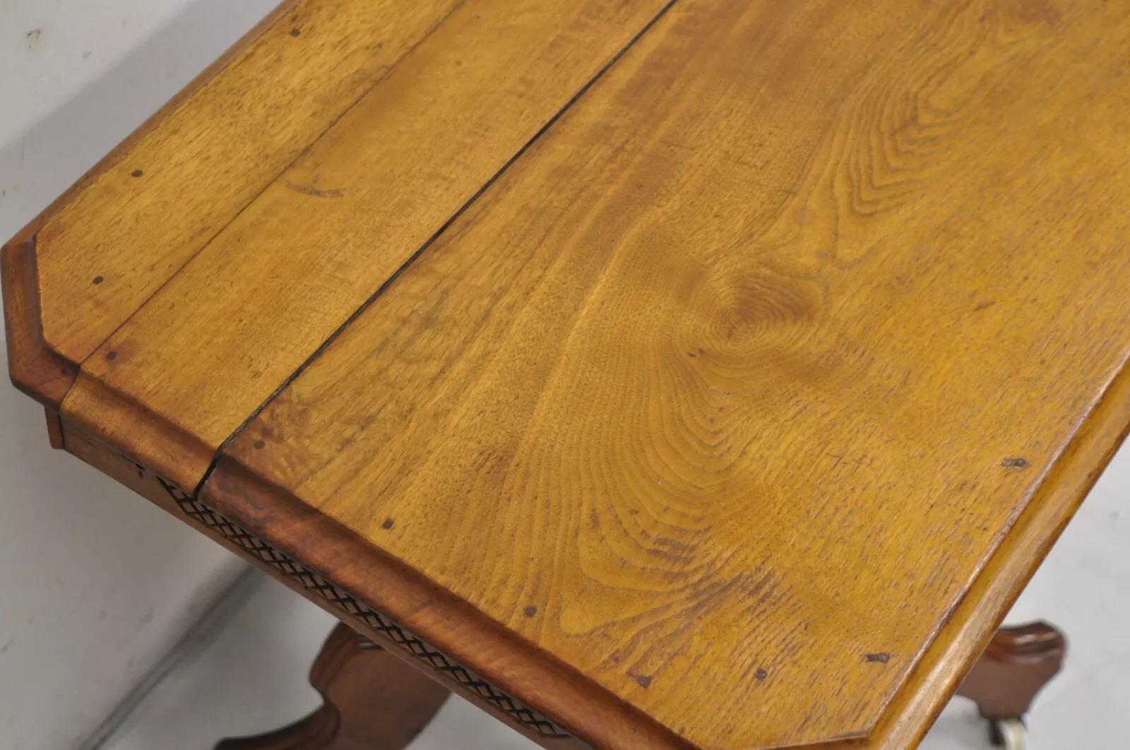 Ancienne table de salon à piédestal en noyer sculpté de style victorien Eastlake en vente 1