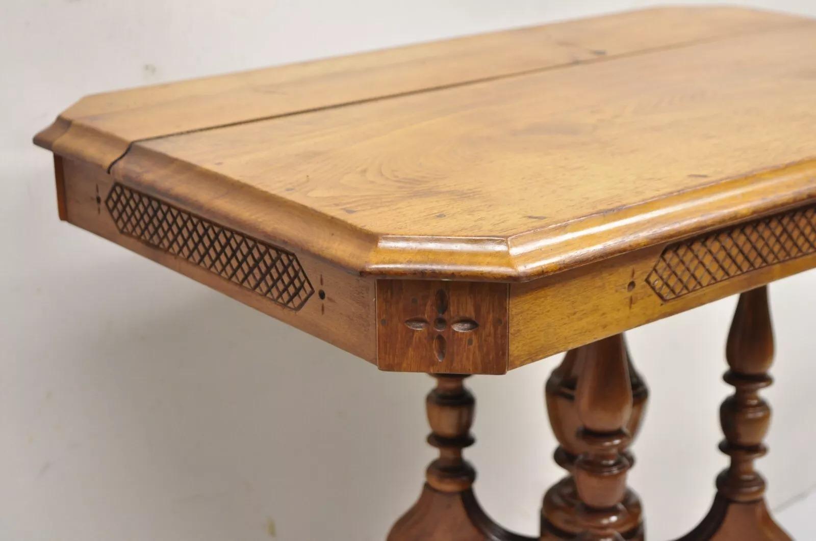 Ancienne table de salon à piédestal en noyer sculpté de style victorien Eastlake en vente 2