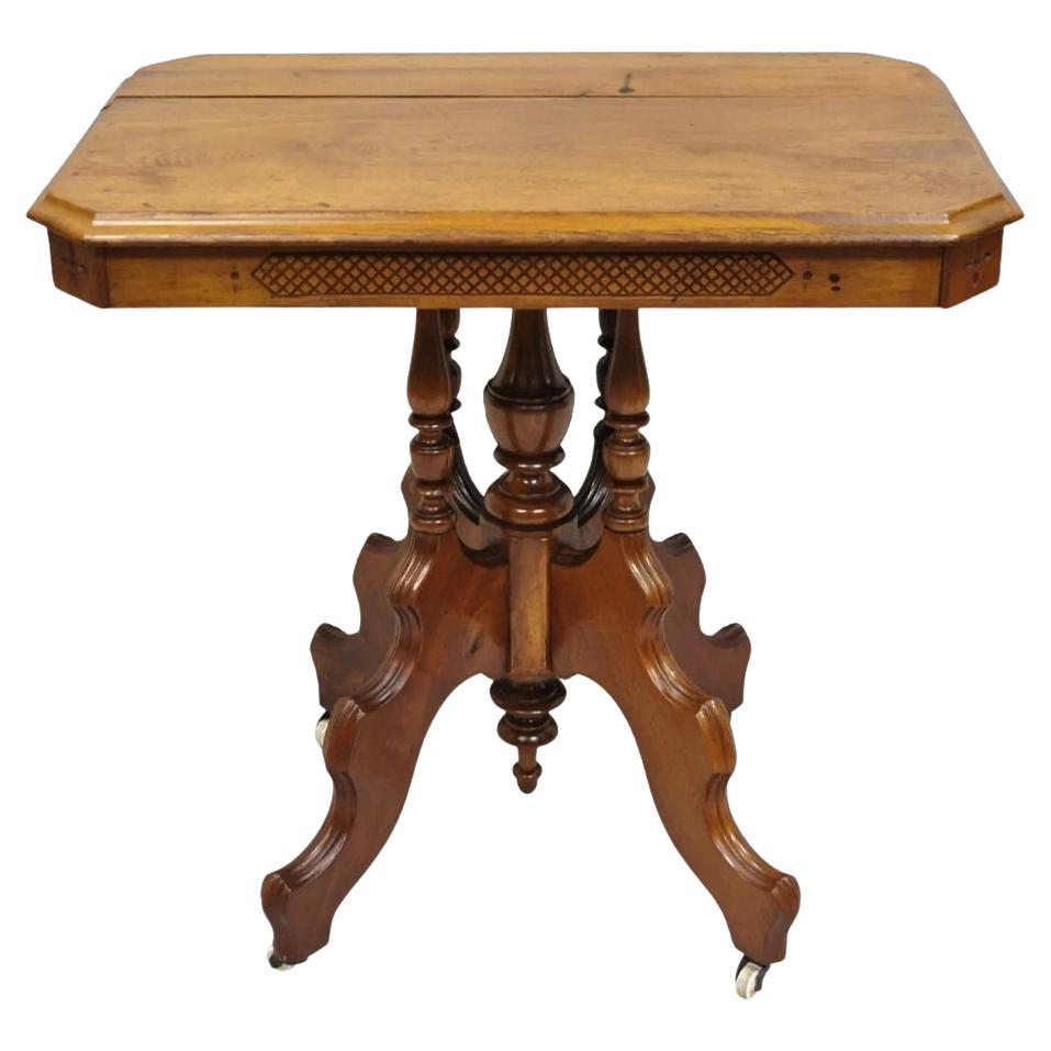 Antigua mesa lámpara de salón victoriana Eastlake con base de pedestal de nogal tallado