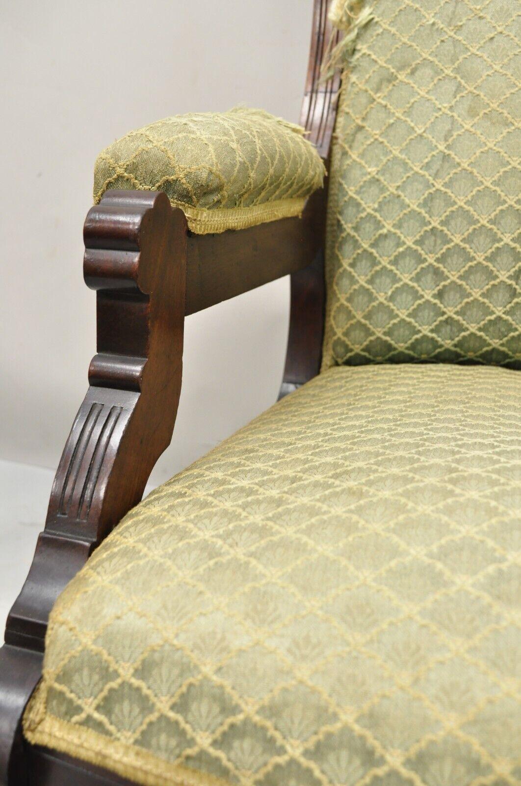 Noyer Ancien fauteuil à bascule à plate-forme en noyer sculpté Eastlake Victorian en vente