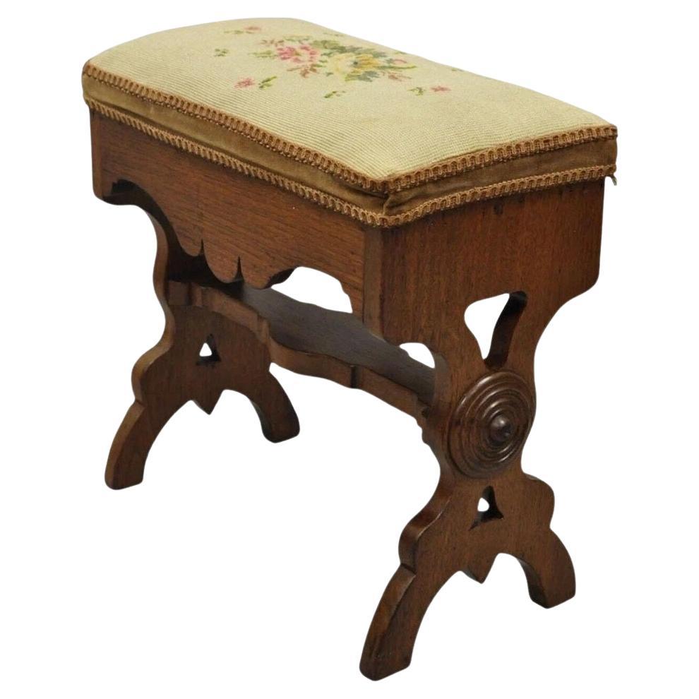 Antique Eastlake Victorian Carved Walnut Stool Bench with Needlepoint Seat en vente