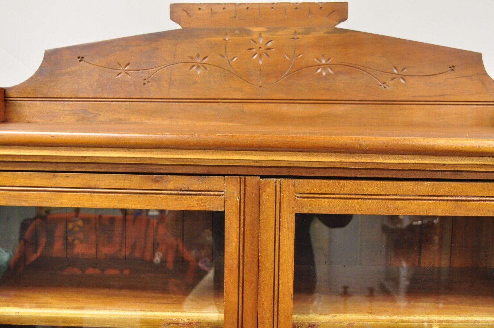 Antike Eastlake viktorianischen Kastanie 2 Tür Bücherregal China Cabinet mit Schubladen im Zustand „Gut“ im Angebot in Philadelphia, PA
