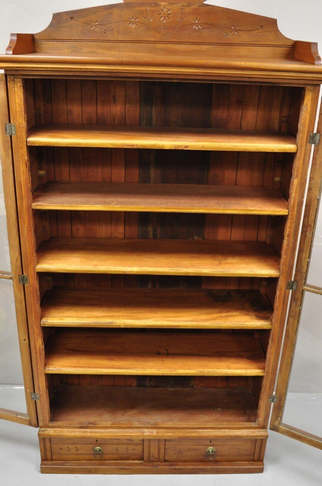 Ancienne bibliothèque victorienne Eastlake en châtaignier à 2 portes avec tiroirs en vente 1