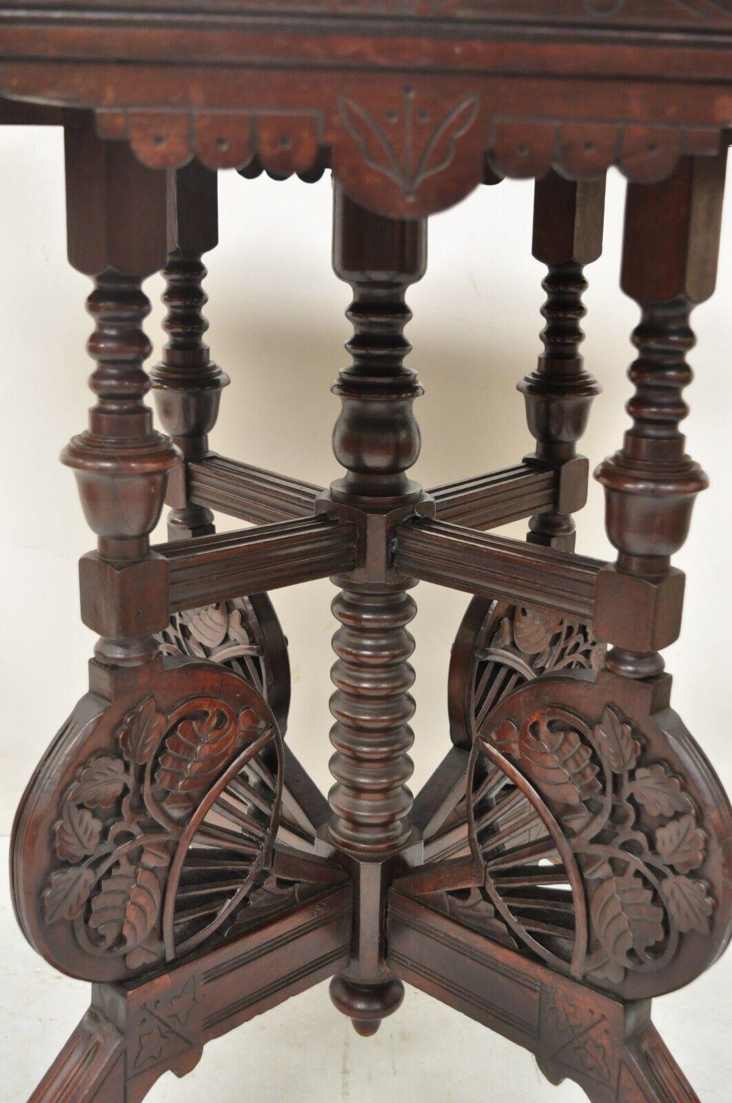 Victorien Antiquité - Eastlake Victorian Table d'appoint en noyer sculpté de motifs floraux avec plateau en marbre en vente