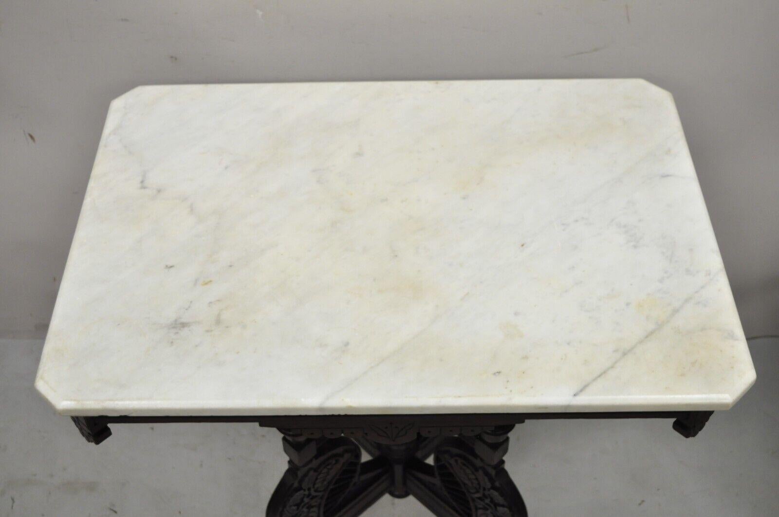 Antiquité - Eastlake Victorian Table d'appoint en noyer sculpté de motifs floraux avec plateau en marbre Bon état - En vente à Philadelphia, PA