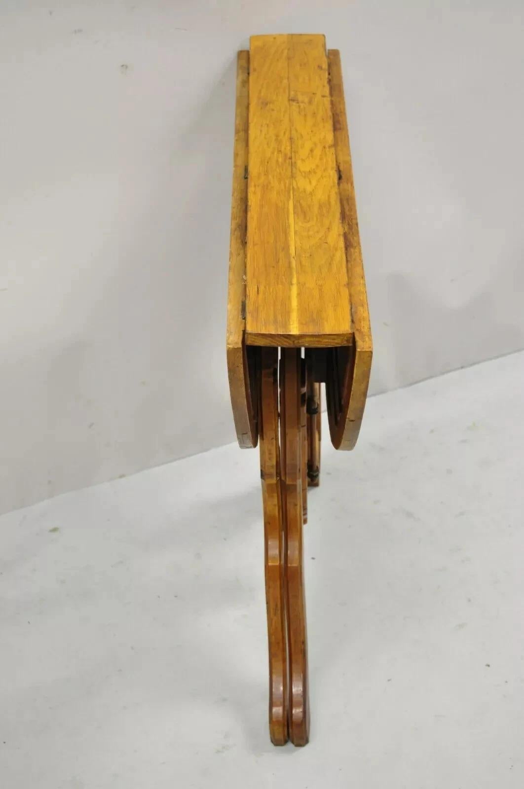 Ancienne table de salle à manger en chêne Foldes victorienne pliante, jeu de cartes à serviettes. L'article se caractérise par des côtés à feuilles tombantes et des pieds pliants, une construction en bois massif, un beau grain de bois, marqué 