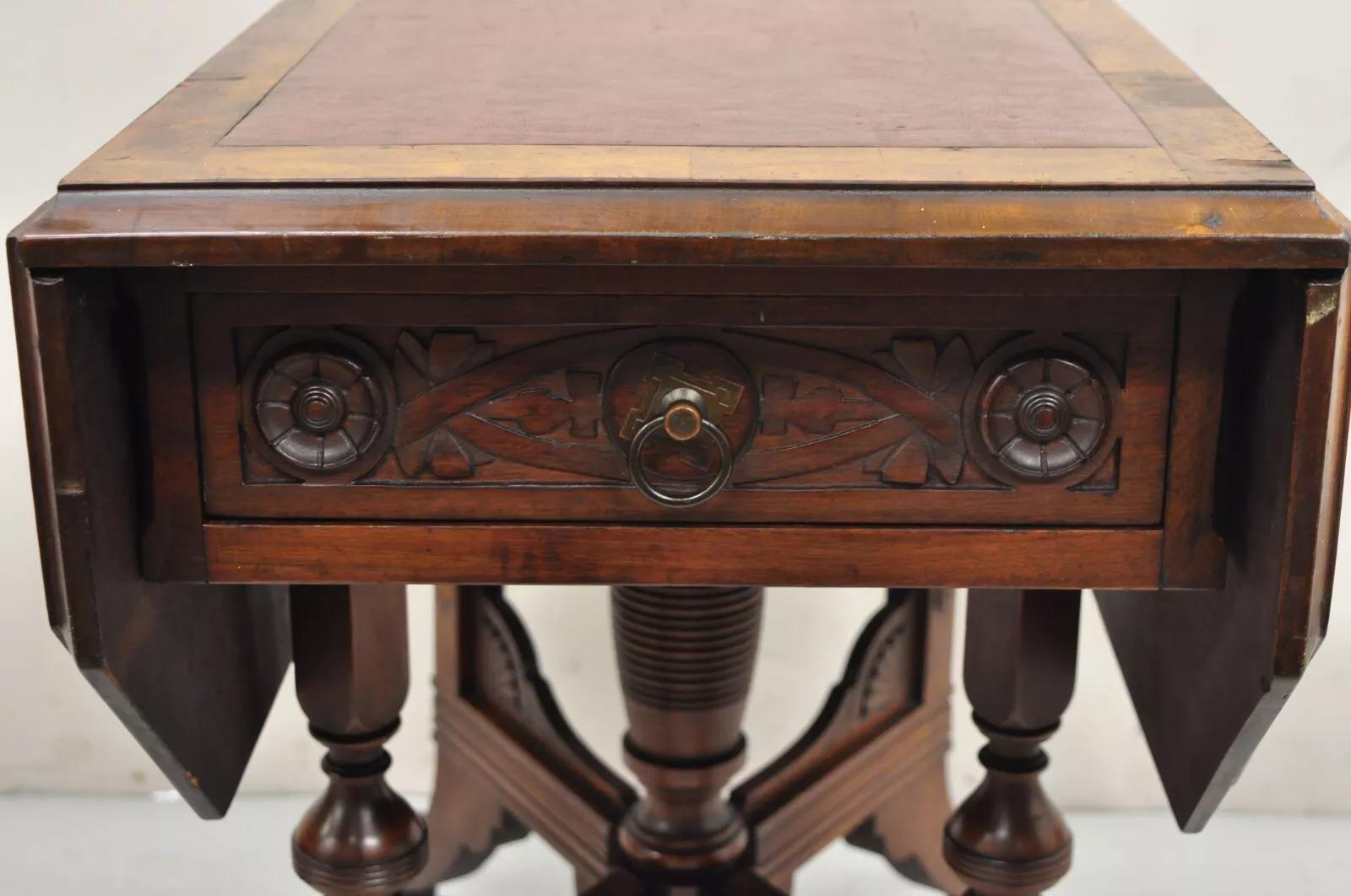 Victorien Ancienne table de jeu de salon victorienne Eastlake à plateau en cuir et à plateau en bois de noyer en vente