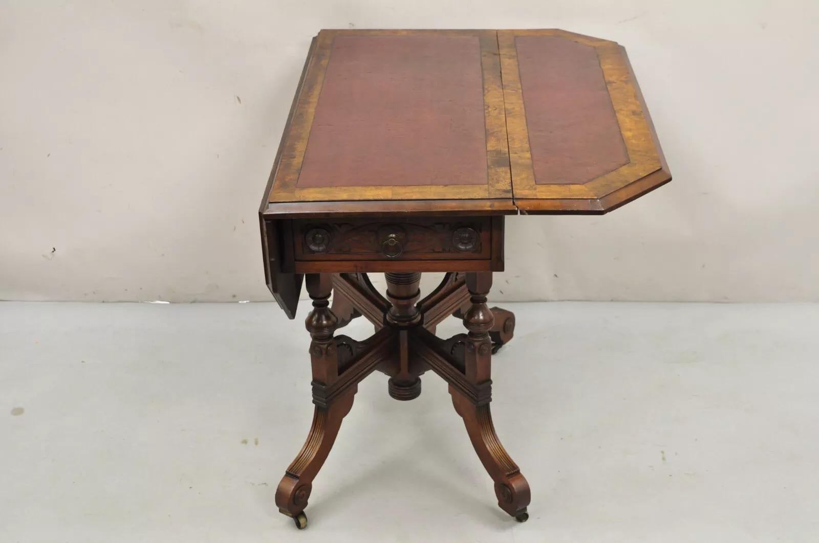 Inconnu Ancienne table de jeu de salon victorienne Eastlake à plateau en cuir et à plateau en bois de noyer en vente