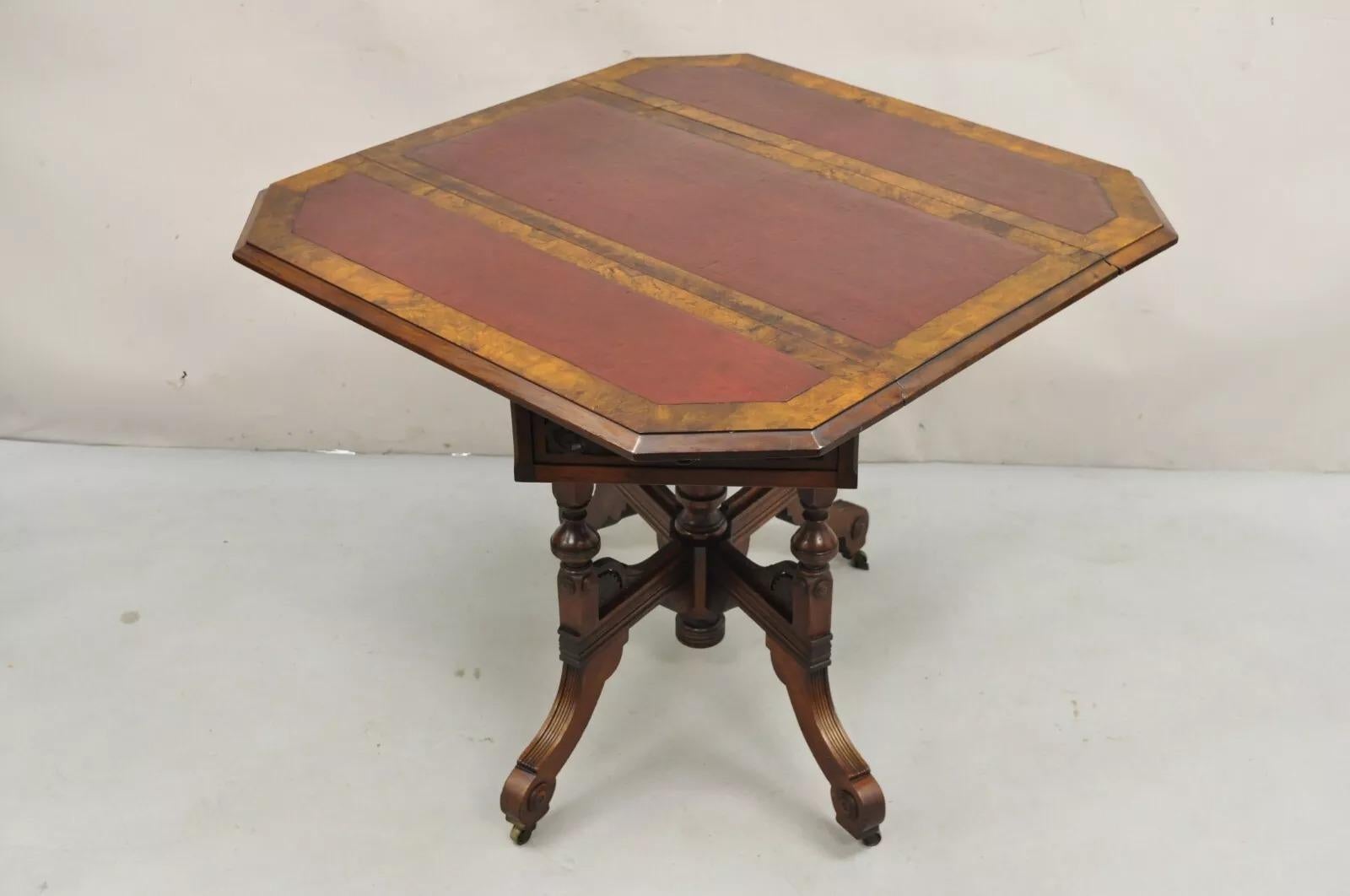 Ancienne table de jeu de salon victorienne Eastlake à plateau en cuir et à plateau en bois de noyer Bon état - En vente à Philadelphia, PA