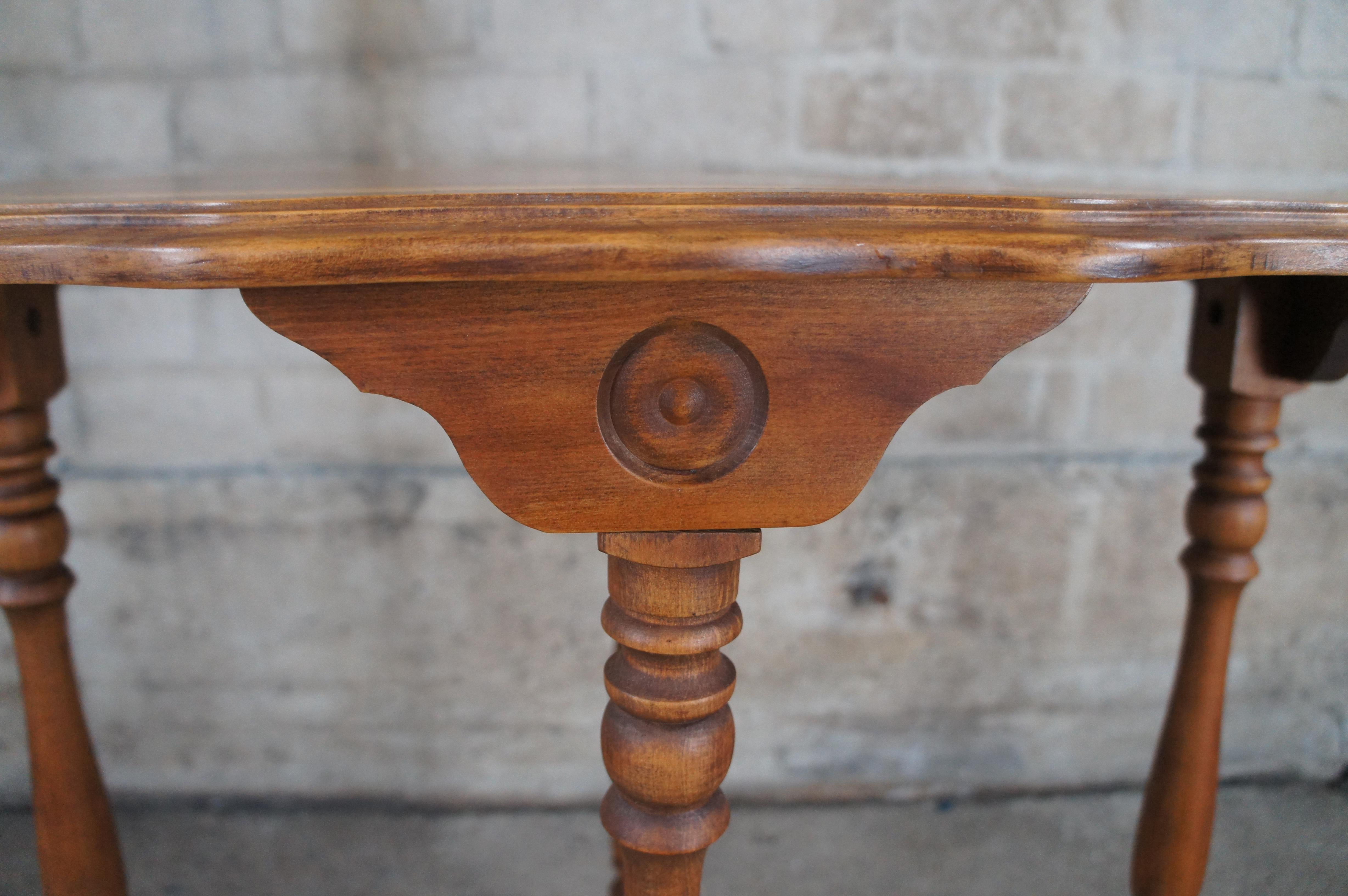 Ancienne table d'appoint de salon victorienne Eastlake en érable ovale festonné et serpentin en vente 1