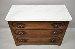 Ancienne commode victorienne Eastlake en châtaignier avec dessus en marbre et poignées sculptées de fruits