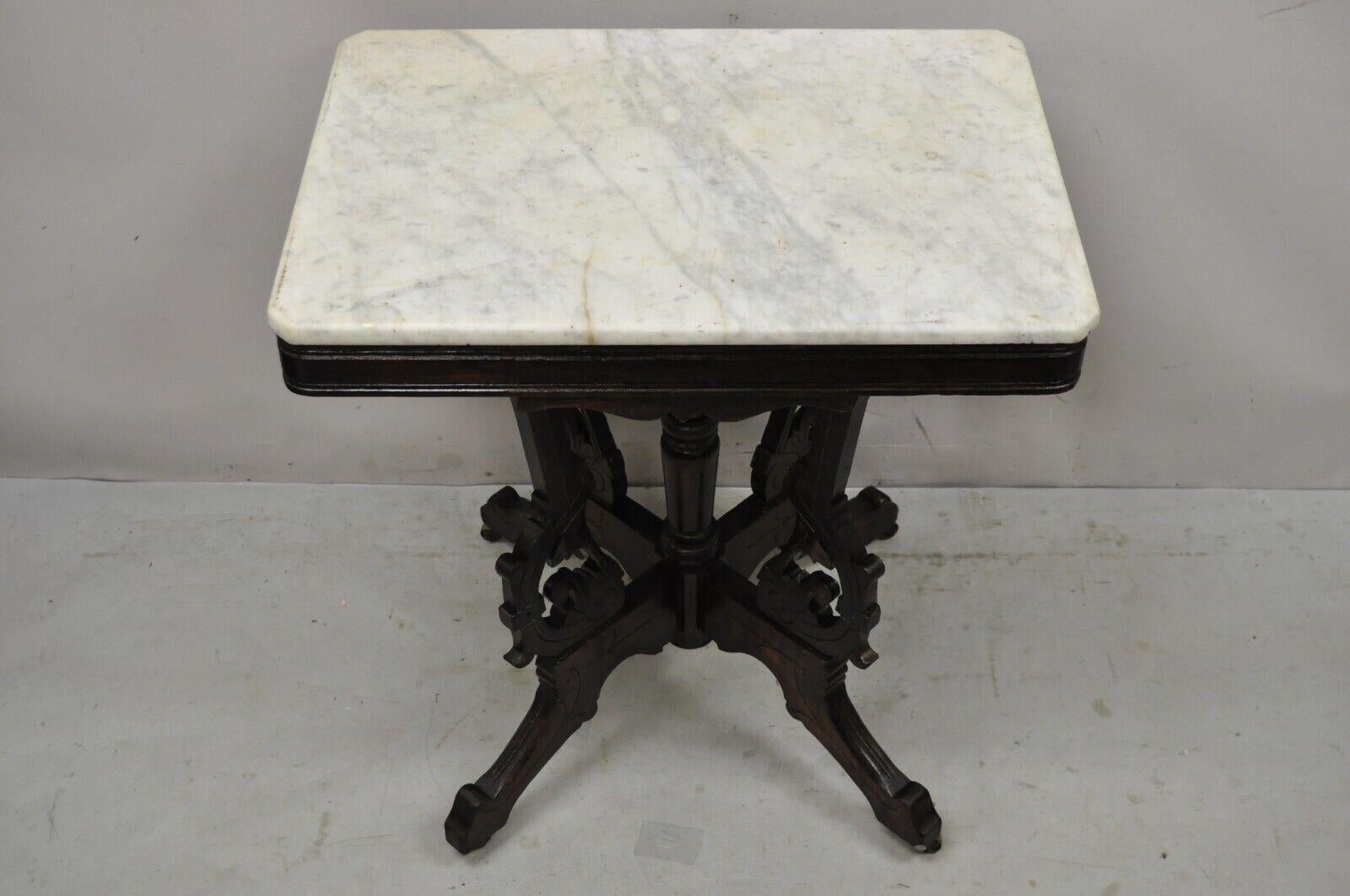 Victorien Ancienne table d'appoint de salon victorienne Eastlake à plateau en marbre et en noyer en vente