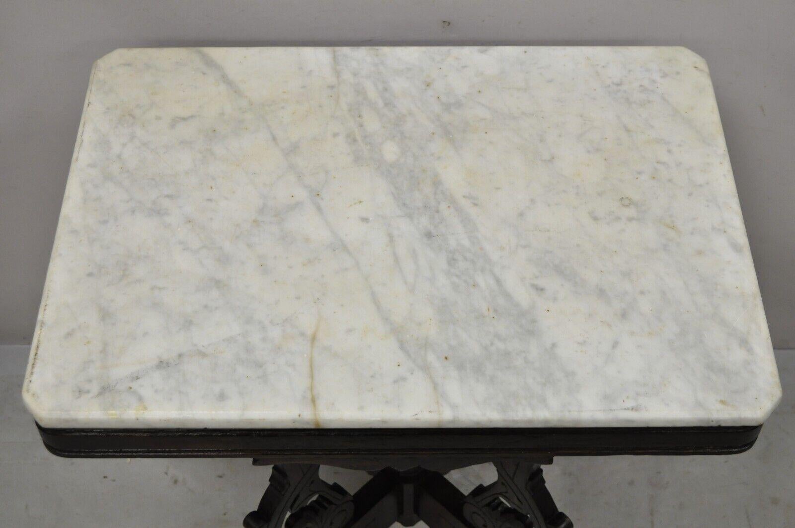 XIXe siècle Ancienne table d'appoint de salon victorienne Eastlake à plateau en marbre et en noyer en vente